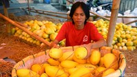 Dalam satu hari, para pedagang mengaku bisa menjual puluhan hingga ratusan kilogram. 