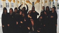Selena Gomez juga pernah berkunjung ke Masjid Sheikh Zayed di Abu Dhabi, UAE. Bersama rekan-rekan modelnya mereka memakai penutup berupa jubah hitam. (selenagomez/Instagram)