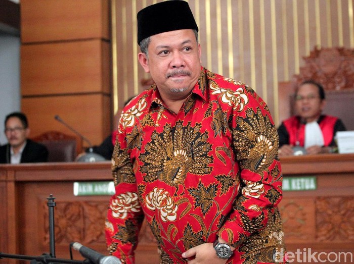 Fahri Hamzah menghadiri sidang Ratna Sarumpet. Kedatangannya untuk bersaksi di sidang tersebut.