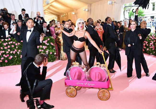 Tak berhenti di situ, sang Mother Monsters melepas gaun tersebut sehingga terungkaplah penampilan terakhirnya di MET Gala 2019. Tubuhnya kini hanya berbungkus miniset seksi serba hitam yang dihiasi detail berkilauan. (Foto: Getty Images)