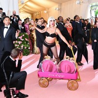 Tak berhenti di situ, sang Mother Monsters melepas gaun tersebut sehingga terungkaplah penampilan terakhirnya di MET Gala 2019. Tubuhnya kini hanya berbungkus miniset seksi serba hitam yang dihiasi detail berkilauan. (Foto: Getty Images)