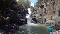 Jika berkunjung ke Dompu, lokasi ini sangat cocok untuk menikmati sensasi mandi di sungai pinggir kota yang sangat alami. Dinding-dinding sungai ini dipenuhi oleh batu-batu yang besar yang terbentuk secara alami (Faruk/detikcom)