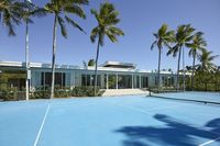 Tersedia juga lapangan tenis (Banwa Private Island)