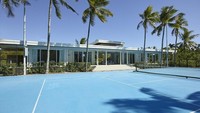 Lapangan tenis, salah satu fasilitas yang bisa dinikmati traveler di (Banwa Private Island)
