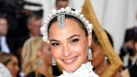 Bagaimana, jatuh hati ya melihat senyum manis Gal Gadot? Dimitrios Kambouris/Getty Images for The Met Museum/Vogue