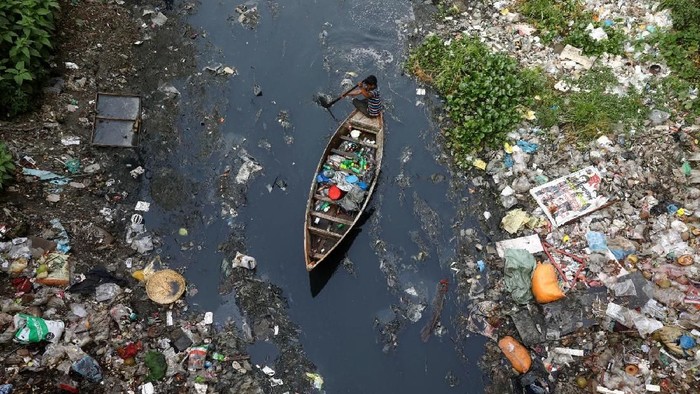 Sebuah sungai penuh polusi di Bangladesh. Foto: Reuters Sebuah sungai penuh polusi di Bangladesh. Foto: Reuters