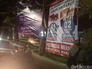 Pendukung 02 Protes ke Petugas yang Tertibkan Baliho Hasil Pilpres di Garut