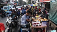 Seringkali lokasi ini menjadi macet karena padatnya warga yang berbelanja takjil.
