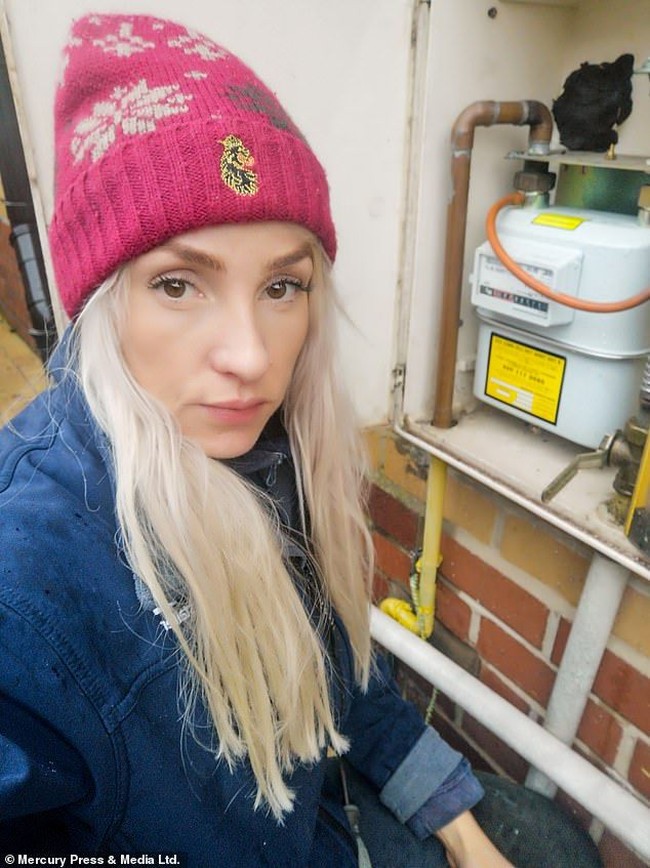 Carly Gayle merupakan tukang ledeng asal Inggris yang lagi viral. Dengan pekerjaannya yang unik, nilai plus Carly adalah pesonanya yang cantik dan juga seksi.  Foto: Facebook