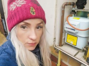 Potret Carly, Tukang Ledeng Tercantik yang Pesonanya Bikin Salah Fokus