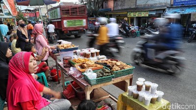 Serunya Berburu Takjil di Sungai Bambu Jakut