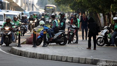 Duh, Trotoar di Depan Masjid Al Azhar Jadi Pangkalan Ojol