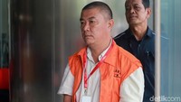 Benhur Lelanoh mengenakan rompi oranye saat memasuki gedung KPK untuk menjalani pemeriksaan perdana, Jakarta, Selasa (7/5/2019).