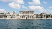 Istana Dolmabahce dibangun oleh Sultan Abdul Majid I yang memimpin Kesultanan Turki Utsmani sejak 1839 M-1861 M. Istana ini mengusung gaya tradisional arsitektur Turki Utsmani yang berpadu dengan gaya baroque, rococo, dan neo klasik. Pembangunan istana yang diarsiteki oleh Haci Said Aga ini menghabiskan dana mencapai 5 juta pound emas Utsmani atau setara dengan 35 ton emas. Dok. Wikipedia/DavidConFran.