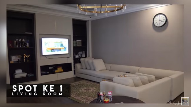 Ada beberapa spot favorit di dalam rumah yang pembangunannya perlu waktu hingga enam tahun ini. Salah satunya adalah ruang keluarga. Ruangan didominasi warna putih dengan furnitur sofa bed dan kabinet berukuran besar. Foto: Screenshot YouTube/The Sungkars Family