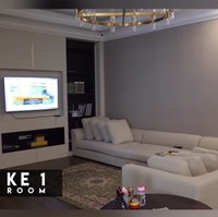 Ada beberapa spot favorit di dalam rumah yang pembangunannya perlu waktu hingga enam tahun ini. Salah satunya adalah ruang keluarga. Ruangan didominasi warna putih dengan furnitur sofa bed dan kabinet berukuran besar. Foto: Screenshot YouTube/The Sungkars Family