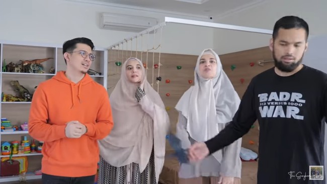 Shireen Sungkar dan Tengku Wisnu baru tiga bulan menempati rumah barunya. Lewat channel YouTube The Sungkars Family, mereka pun mengajak viewers tur ke dalam rumah yang dipandu Zaskia Sungkar dan Irwansyah.Foto: Screenshot YouTube/The Sungkars Family