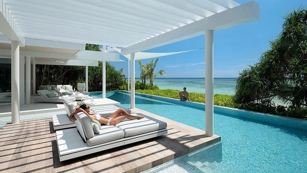 Resor tersebut mencakup enam villa mewah, di mana masing-masingnya dilengkapi dengan kolam infinity pool pribadi, bak air panas dan fasilitas premium lainnya (Banwa Private Island) Resor tersebut mencakup enam villa mewah, di mana masing-masingnya dilengkapi dengan kolam infinity pool pribadi, bak air panas dan fasilitas premium lainnya (Banwa Private Island)