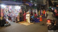 Salat digelar berdempetan dengan para pedagang.