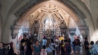 Kapel ini bukanlah kapel yang besar, mewah, dan berada di pusat kota. Namun yang membuat kapel ini berbeda, adalah dihiasi oleh tulang belulang 40.000 manusia! (iStock)