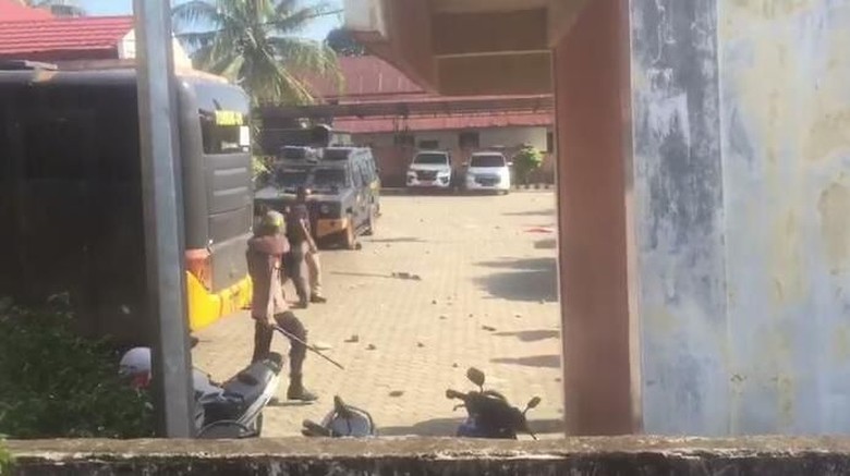 Pleno KPU Empat Lawang Sumsel Ricuh, Polisi Tembakkan Gas Air Mata Pleno KPU Empat Lawang Sumsel Ricuh, Polisi Tembakkan Gas Air Mata