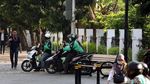 Duh, Trotoar di Depan Masjid Al Azhar Jadi Pangkalan Ojol