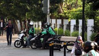 Pejalan kaki harus berbagi jalur dengan ojek online yang sedang mangkal.