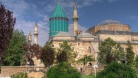 Sebuah daerah bernama Konya di Turki juga tak boleh ketinggalan dikunjungi. Di sana ada sebuah museum bernama Mevlana Museum yang menjadi lokasi makam pujangga terkenal yaitu Jalaluddin Rumi. Dok. Wikipedia/Nazzarenoagostinelli.