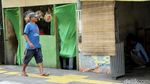 Tetap Buka Disaat Orang Puasa, Warung Ini Pakai Penutup