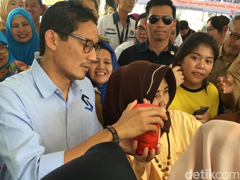 Anies Ulang Tahun, Sandiaga Hadiahi Kue Khas Lebaran Karya OK OCE Anies Ulang Tahun, Sandiaga Hadiahi Kue Khas Lebaran Karya OK OCE