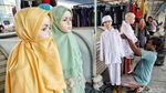 Mengais Rezeki dengan Jualan Baju Muslim di Bulan Suci
