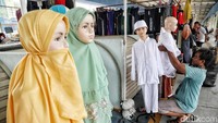 Baju muslim yang dijual mulai untuk anak-anak hingga orang dewasa.