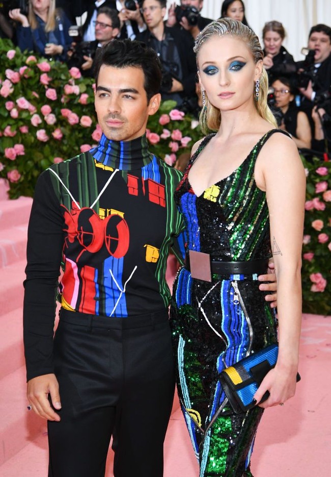 Momen spesial tersebut lantas tak dilewatkan oleh kedua sejoli ini untuk tampil mesra. Joe Jonas terlihat selalu merangkul pinggul aktris Game of Thrones itu. Foto: Getty Images