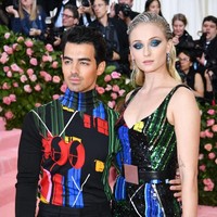 Momen spesial tersebut lantas tak dilewatkan oleh kedua sejoli ini untuk tampil mesra. Joe Jonas terlihat selalu merangkul pinggul aktris Game of Thrones itu. Foto: Getty Images