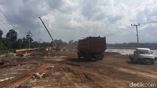 Pembangunan jalan milik perusahaan smelter nikel  berdampak terhadap tambak warga di sekitar jalan yang dilalui. 