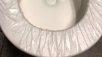 Keren nih! Toilet yang dilengkapi dengan penutup plastik sanitasi  baru untuk setiap penggunaan. Menjaga kebersihan dan kesehatan tubuh. (Foto: Brightside)