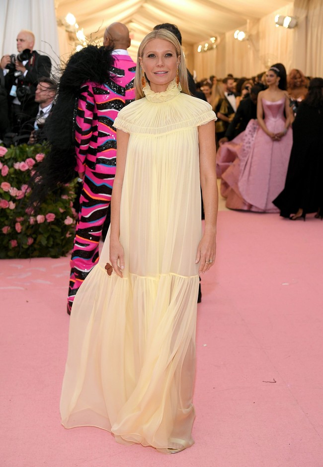 Gwyneth Paltrow tampaknya tak mendapat catatan tentang tema Met Gala tahun ini. Bukan saja ia tampil terlalu biasa dengan gaun kuning Jimmy Choo untuk ajang eksperimen seperi Met Gala. Gaun ini pun membuatnya terlihat lebih tua. Foto: Getty Images