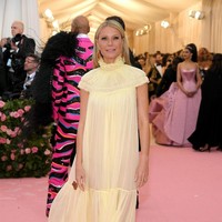 Gwyneth Paltrow tampaknya tak mendapat catatan tentang tema Met Gala tahun ini. Bukan saja ia tampil terlalu biasa dengan gaun kuning Jimmy Choo untuk ajang eksperimen seperi Met Gala. Gaun ini pun membuatnya terlihat lebih tua. Foto: Getty Images