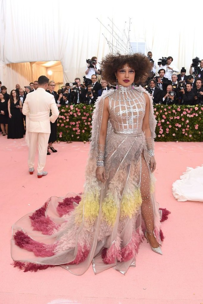 Priyanka Chopra hadir di Met Gala 2019 di New York, Senin (6/5/2019) dengan tampilan mengejutkan. Aktris yang biasanya tampil elegan itu jadi tak dikenali dengan makeup dan rambut yang berbeda dari biasanya. Foto: Getty Images