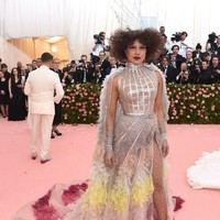 Priyanka Chopra hadir di Met Gala 2019 di New York, Senin (6/5/2019) dengan tampilan mengejutkan. Aktris yang biasanya tampil elegan itu jadi tak dikenali dengan makeup dan rambut yang berbeda dari biasanya. Foto: Getty Images