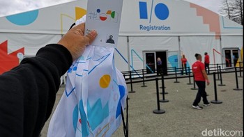 Cuaca cerah disertai hembusan angin dingin seakan jadi penyambut para peserta yang diharuskan mengambil kartu identitas H-1 sebelum dilangsungkannya Google I/O. (Foto: detikINET/Agus Tri Haryanto)