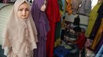 Mengais Rezeki dengan Jualan Baju Muslim di Bulan Suci