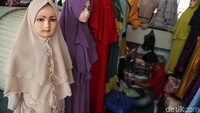 Pakaian muslim dijual dengan harga bervariasi, mulai dari Rp 30.000-Rp 100.000. 