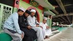 Potret Aktivitas Umat Muslim di Masjid Kolong Tol Babah Alun