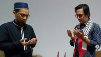 Syal tersebut menjadi penanda dan pengingat bagi Andre atas momen tersebut. Dok. Instagram/ustazadihidayat