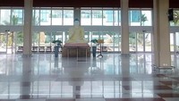 Bandara ini memiliki bangunan terminal seluas 12.000 meter persegi, 12 konter check-in, dua gerbang, dan dengan kapasitas satu juta per tahun. Istimewa/Wade Shepard/Forbes.