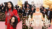 Ada-ada saja ide yang dituangkan para seleb saat tampil di Met Gala 2019. Mereka tampil dengan membawa kepala sendiri hingga jadi lampu gantung. Foto: Dok. Getty Images