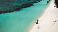 Untuk mencapainya, traveler harus menyewa helikopter hingga pesawat amfibi dari Manila senilai USD 990 (Rp 14 juta) sekali jalan. Biayanya tak termasuk ongkos menginap lho ya (Banwa Private Island)
