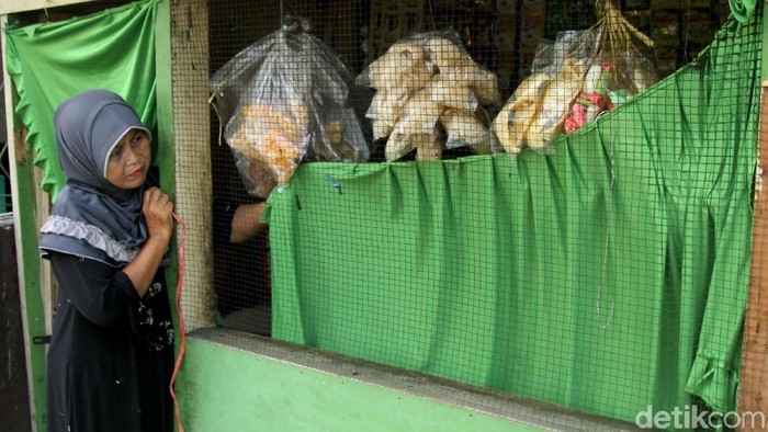 Meskipun tetap buka disaat orang-orang sedang berpuasa, warung-warung makan ini tetap menjaga toleransi dengan memberikan penutup pada warungnya agar tak terlihat secara langsung. Seperti ini nih caranya.