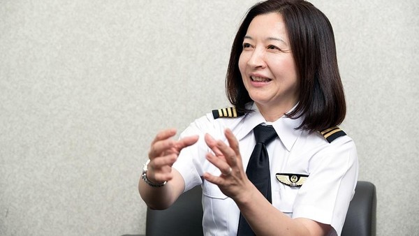 Sejak saat itu, Ari terus bekerja keras agar diakui di lingkungan kerjanya. Meski banyak pilot senior (pria) yang mencibir, tapi Ari tetap tidak menyerah. (rikkyo.ac.jp) Sejak saat itu, Ari terus bekerja keras agar diakui di lingkungan kerjanya. Meski banyak pilot senior (pria) yang mencibir, tapi Ari tetap tidak menyerah. (rikkyo.ac.jp)